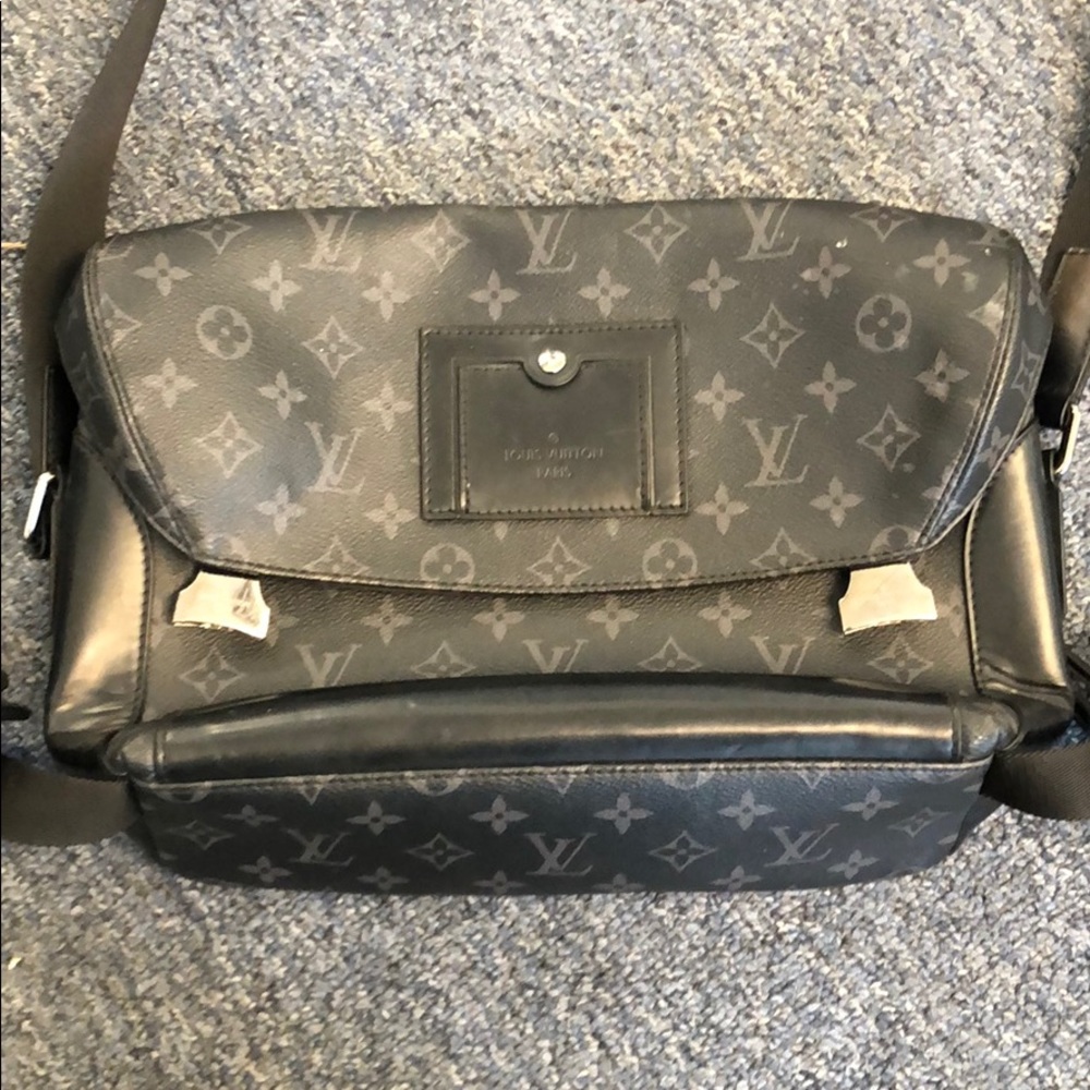 Grey/ Black Authentic Louis Vuitton Messenger Bag - Picture 2 of 4